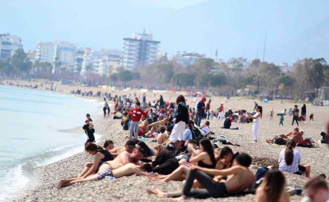 Antalya’da deniz sezonu açıldı, sahilde yoğunluk oluştu