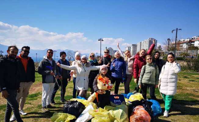 Antalya’da Rus ve Ukraynalılar birlikte çöp topladı