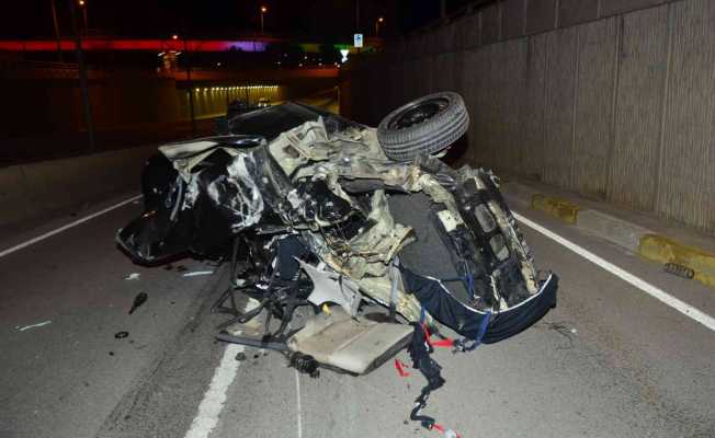 Antalya’da yön levhasına çarpan otomobil hurdaya döndü: 3 ölü