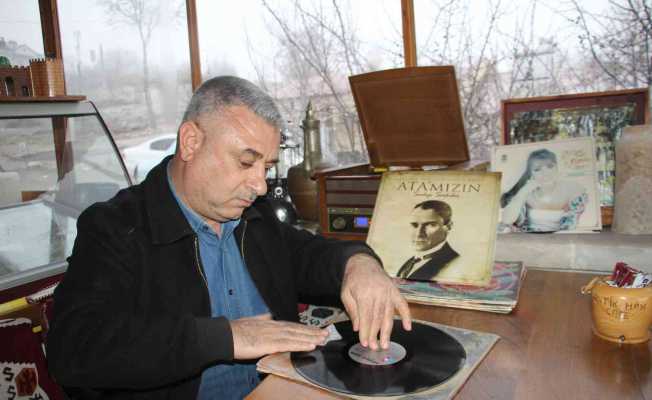 Antika tutkusu sayesinde işlettiği kafe müzeye döndü