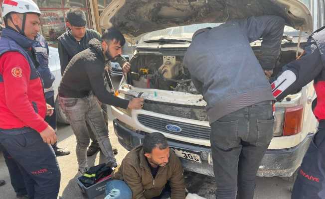 Aracın çarptığı köpeğin ayakları motora sıkıştı