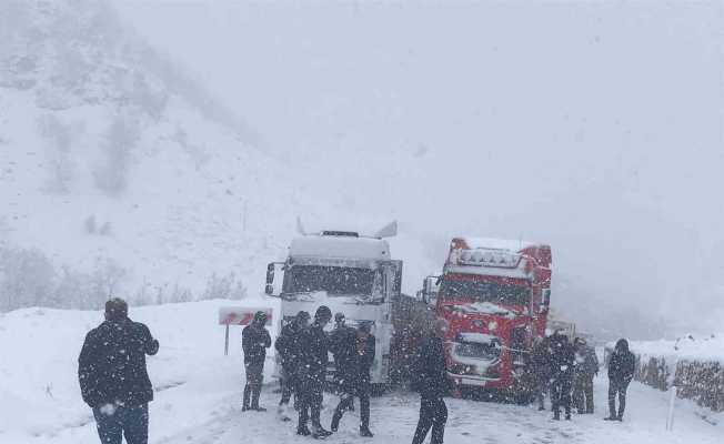 Araçlar karlı yolda mahsur kaldı