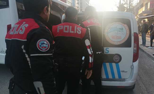 Araçların önüne atlayan alkollü şahsa polis müdahale etti