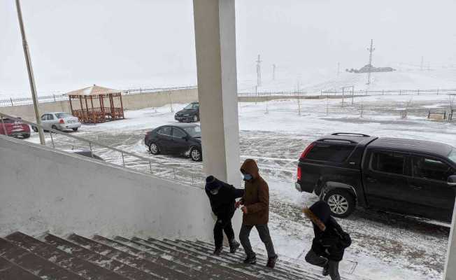 Ardahan’da köy yolları kapandı, Posof ilçesinde okullar tatil edildi