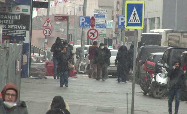 Arnavutköy’de kar yağışı etkili olmaya başladı