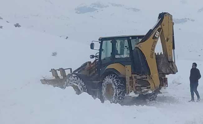 Aşkale’de aniden bastıran tipi geçit vermedi