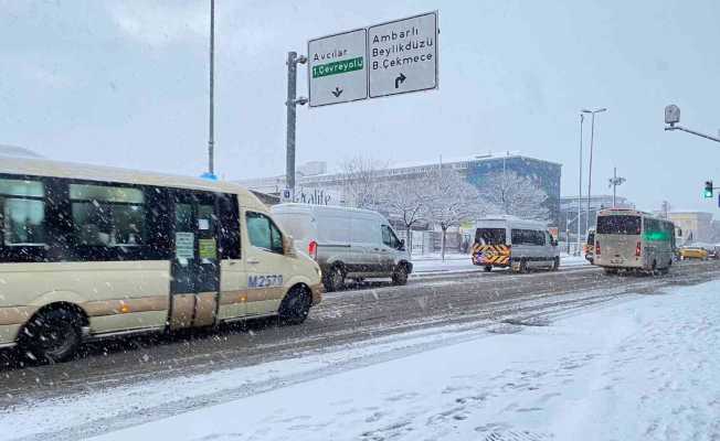 Avcılar’da yollar beyaza büründü