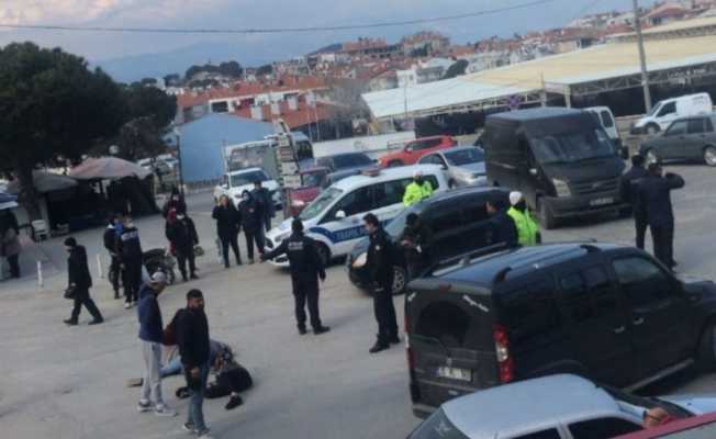 Ayvalık’ta motosiklet ticari araçla çarpıştı: 2 yaralı