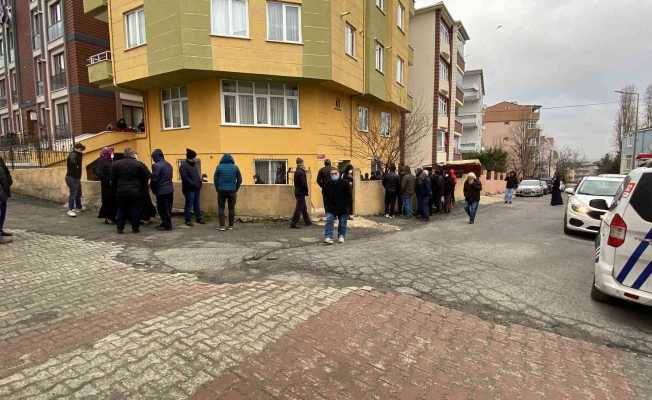 Babasını öldürdü, başında bekleyip polise teslim oldu