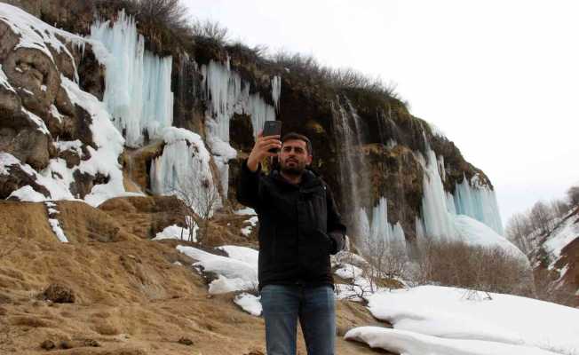 Baharda şelalede oluşan buz sarkıtları, turkuaza çalan rengiyle büyüledi