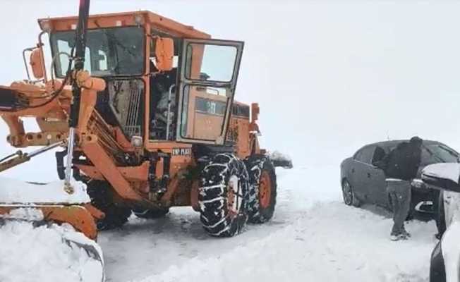 Bahçesaray-Hizan karayolunda ulaşım güçlükle sağlanıyor