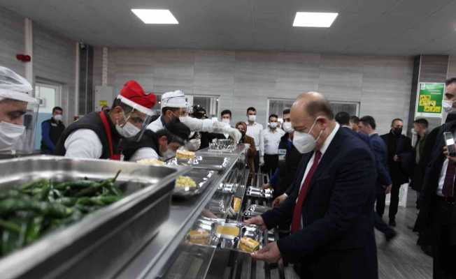 Bakan Bilgin işçilerle yemek sırasına girdi