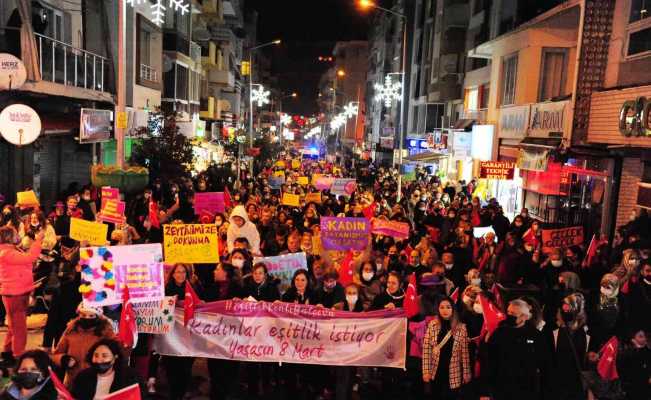 Balçova’da binlerce kadın gece yürüyüşünde buluştu