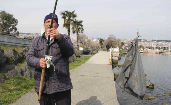 Balık beklerken oltaya poşet takıldı