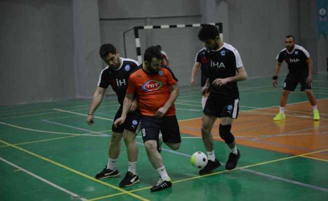 Basın çalışanları futsal ile stres atıyor