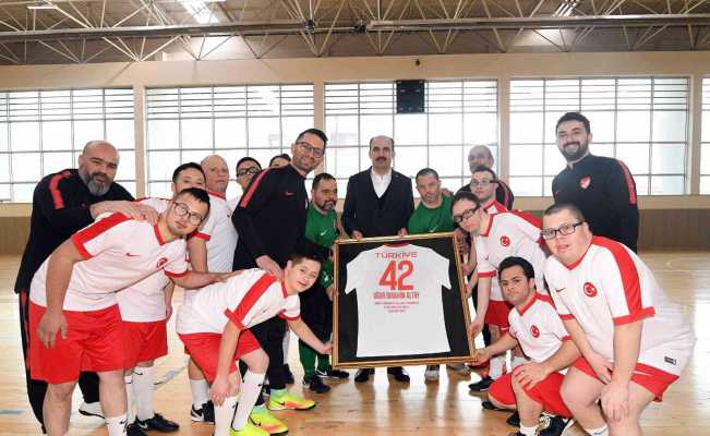 Başkan Altay Down Sendromlular Futsal Milli Takımı kampını ziyaret etti