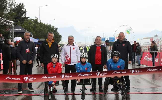 Başkan Böcek 17’nci Antalya Maratonu’na katıldı