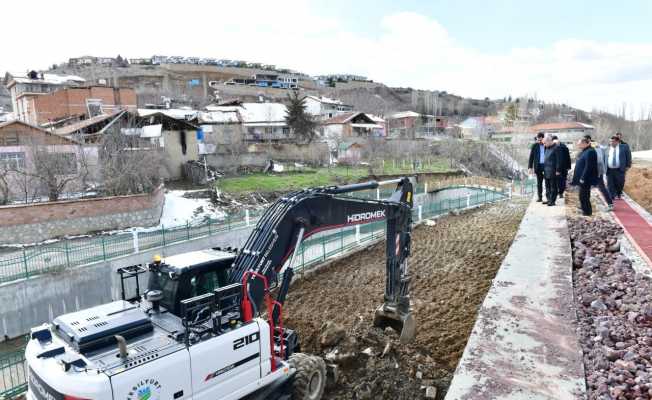 Başkan Çınar, Yeşilyurt güreş sahası çalışmalarını inceledi