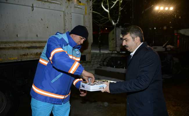 Başkan Yılmaz, kar mesaisi yapan ekibe tatlı ikram etti