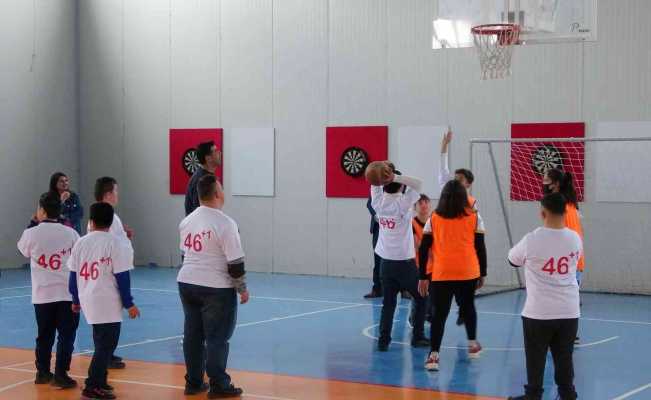 Basketbol maçı, down sendromlu çocukların yüzünü güldürdü