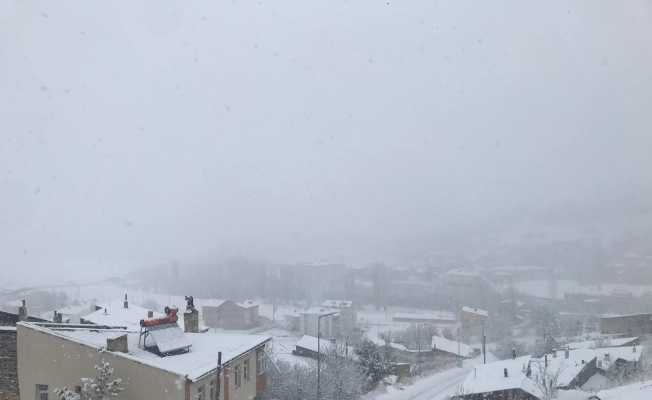 Bayburt’ta soğuk hava ve kar yağışı etkili oluyor