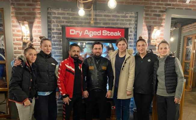 Baytar Steakhouse 8 Mart’ta kadınları unutmadı