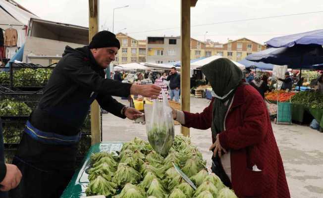 Belediye tezgahında marul 5 lira