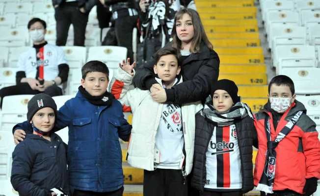 Beşiktaş tribünlerine kadınlar renk kattı