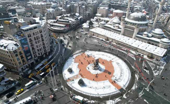 Beyaza bürünen Taksim Meydanı havadan görüntülendi