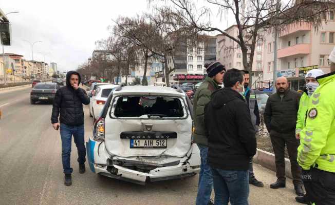 Bilecik’te fabrika servis minibüsü otomobile arkadan çarptı, 4 kişi yaralandı