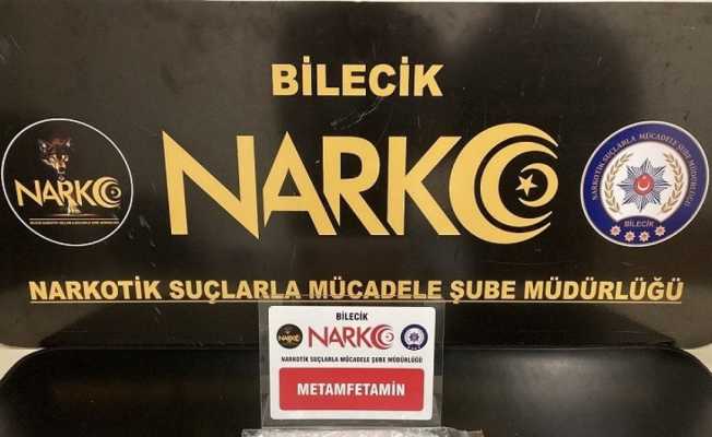 Bilecik’te şüpheli şahsın üzerinde 250 gram uyuşturucu madde ele geçirildi