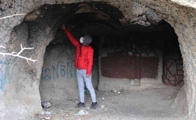 Bin 500 yıllık tarihe sprey boyalı tahribat