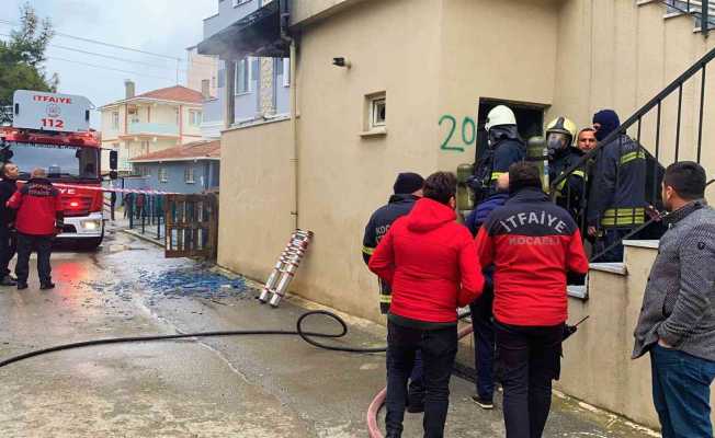 Binanın giriş katı alevlere teslim oldu