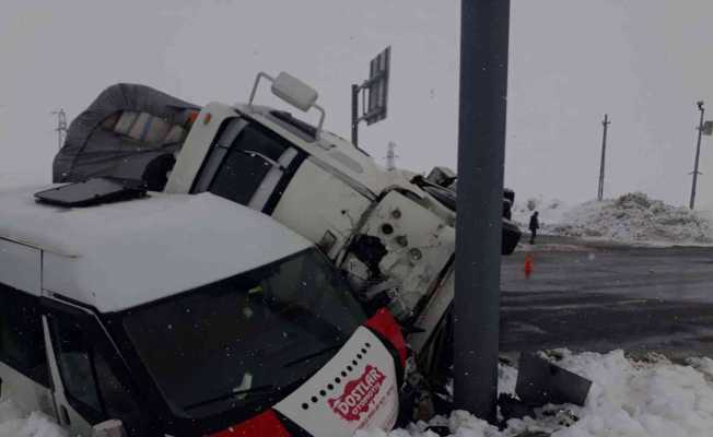 Bingöl’de minibüs ile kamyon çarpıştı: 4 yaralı