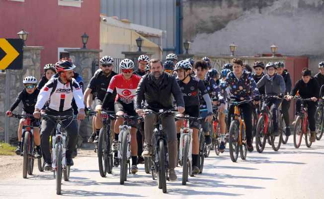 Bisikletçiler sağlıklı yaşam için Gürsu’da pedal bastı