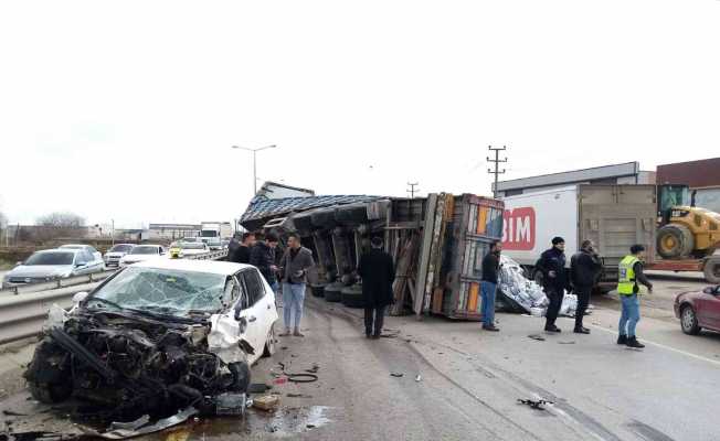 Bursa’da su yüklü tırla otomobil çarpıştı 1 kişi yaralandı