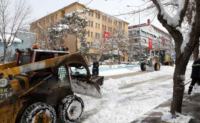 Büyükşehir’in kar timleri kenti baştan aşağı kardan temizliyor