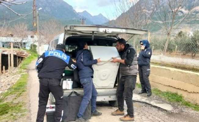 Çalamadığı çamaşır makinesinin kablolarını kesen hırsıza tamirciden insanlık dersi