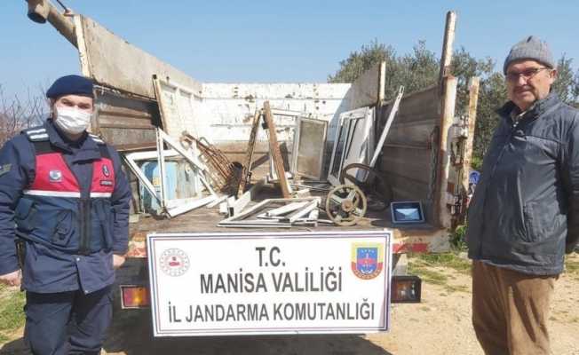 Çaldıkları demir merdiven ve kapıları hurdacıya satmak isterken yakalandılar