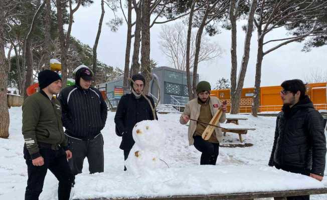 Çamlıca Tepesi’nde çocuklar karın, aileler manzaranın tadını çıkardı