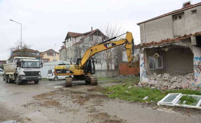 Can ve mal güvenliğini tehlikeye atan metruk bina yıkıldı