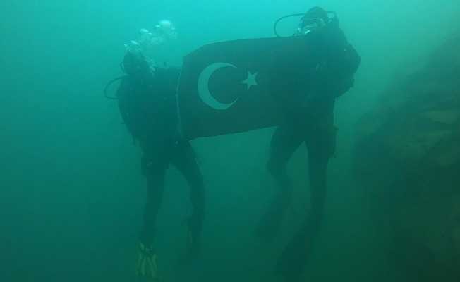 Çanakkale şehitleri anısına 30 metre derinlikte Türk bayrağı açtılar