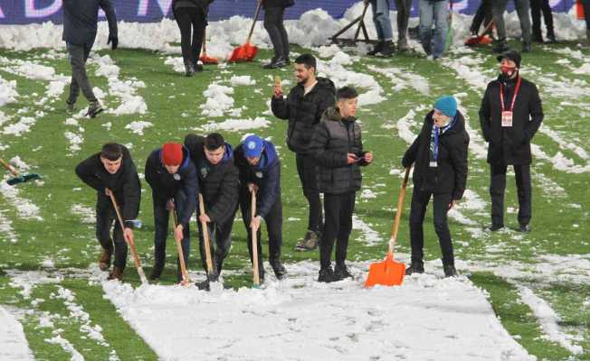 Çaykur Didi Stadyumu’nda taraftar ile kar temizliği yapılıyor