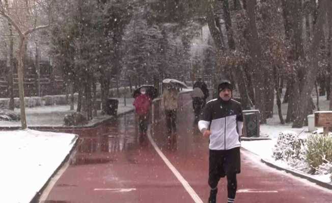 Çekmeköy’de vatandaşlar yağan kar altında sabah sporu yaptı