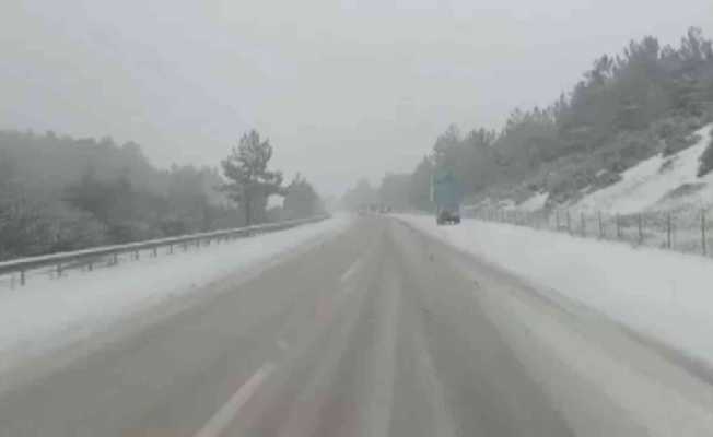 Çeşme Otoyolu’nda kar yağışı nedeniyle ulaşım durdu