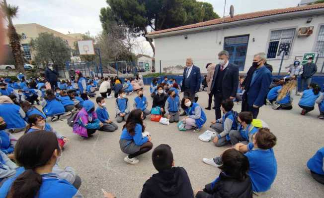 Çeşme’deki okullarda deprem tatbikatı yapıldı