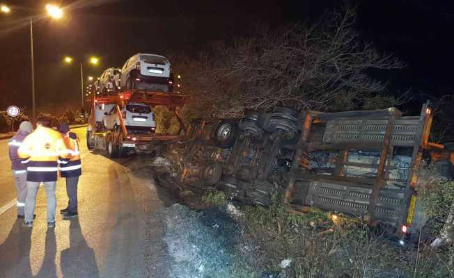 Cip taşıyan tır buzlanan yolda devrildi