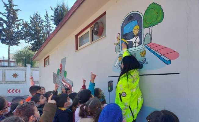 Çocuklara eğitim parkında trafik kuralları öğretiliyor