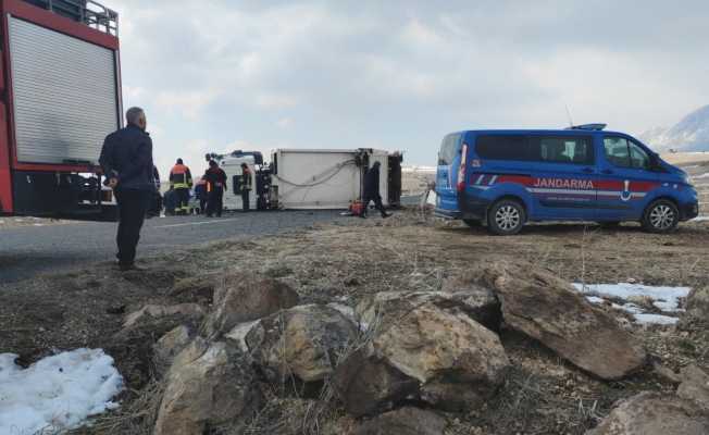 Çöp kamyonu devrildi: 1 ölü, 2 yaralı