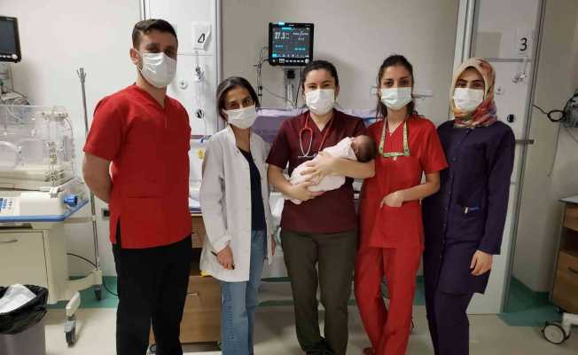 Covid-19 hastası bebek 14 günlük yaşam mücadelesini kazandı